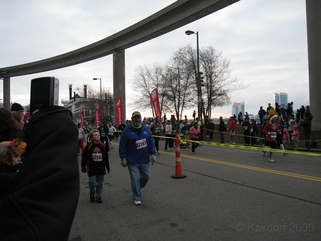 Detroit Turkey Trot 10K 2009 065.jpg - The 2009 Detroit Turkey trot 10K was run on November 29, 2009. A chilly and blustery day. Lots of costumes and racers though, 12400 strong!